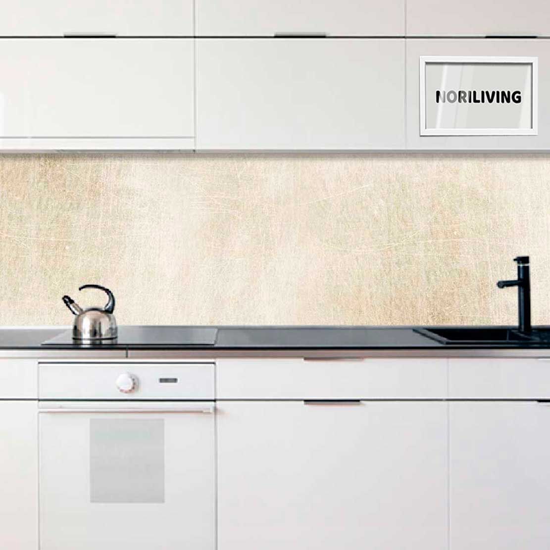 Minimalistische Küchenzeile in Weiß mit Teekessel und elegantem Wasserhahn