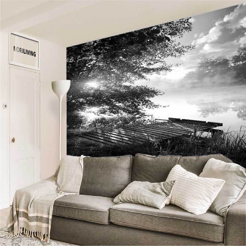 im Wohnzimmer eingebaute Wohnzimmerrückwand mit Motiv Anglersteg am Fluss am Morgen 320 schwarz-weiß