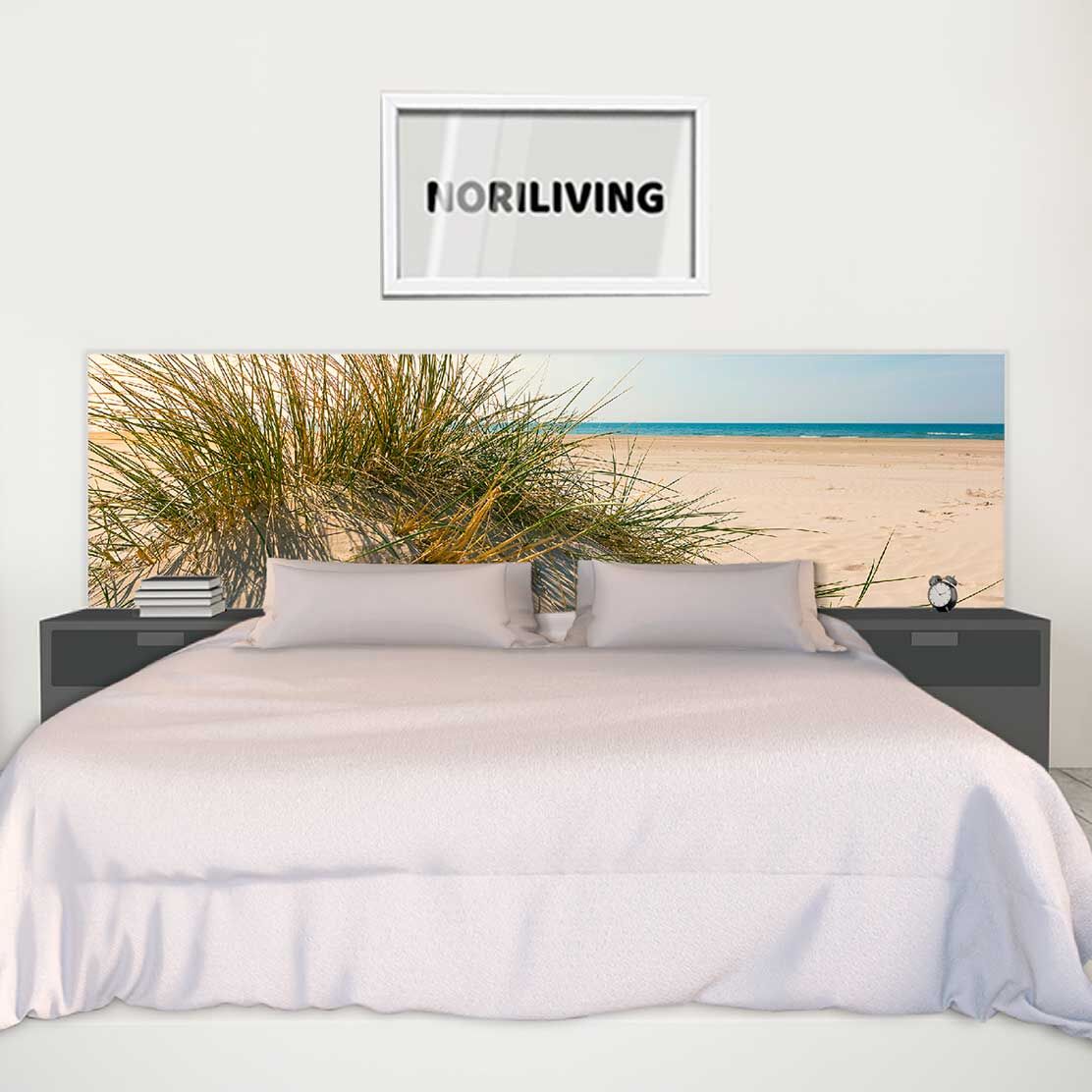 im Schlafzimmer eingebaute Bettrückwand mit Motiv Dünen Gras Strand 600