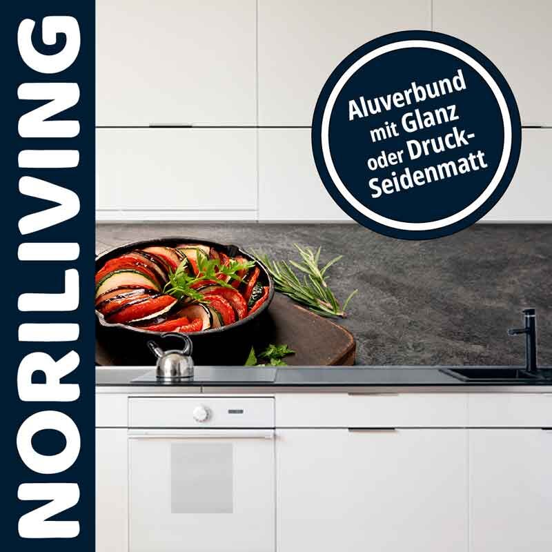 Helle Küche mit stylischer Aluverbundwand und Ratatouille im Kochtopf