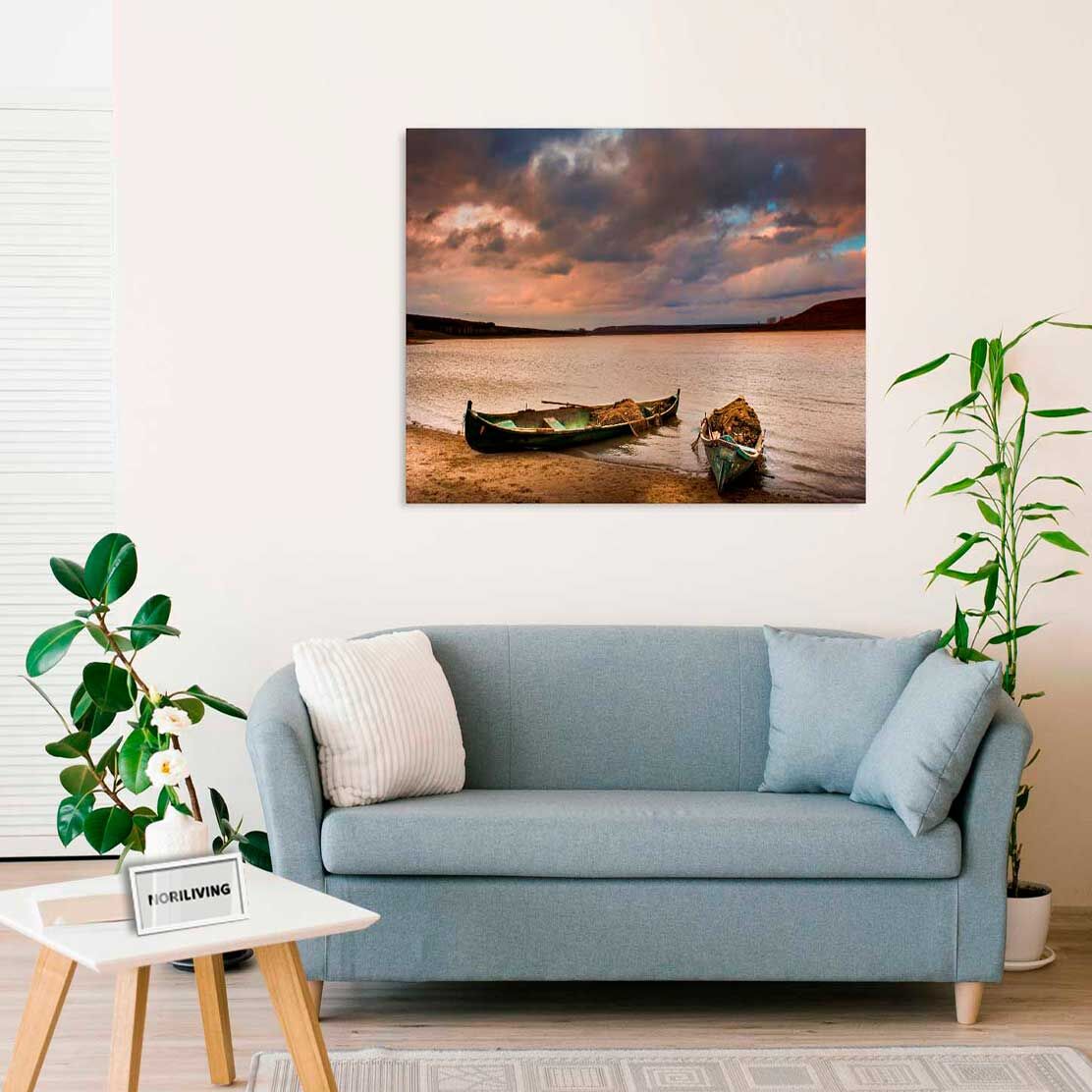 Wandbild über dem Sofa mit Motiv alte Fischerboote bei Sonnenuntergang am Strand 088