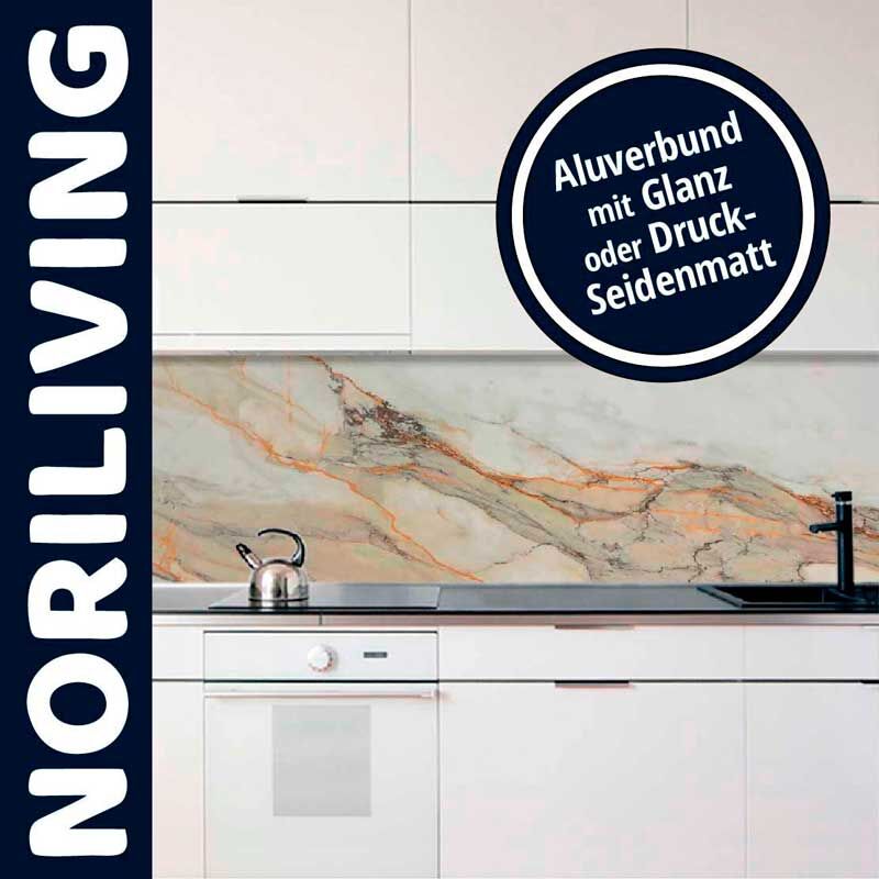 Küchenansicht mit weißer Ausstattung und Aluverbund-Wandverkleidung in glänzender oder seidenmatter Optik von Noriliving