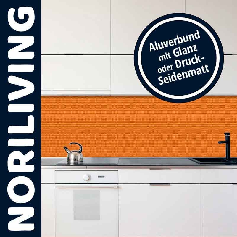 Weiße Küche mit orangefarbener Aluverbund-Rückwand, glänzend oder seidenmatt, von Noriliving