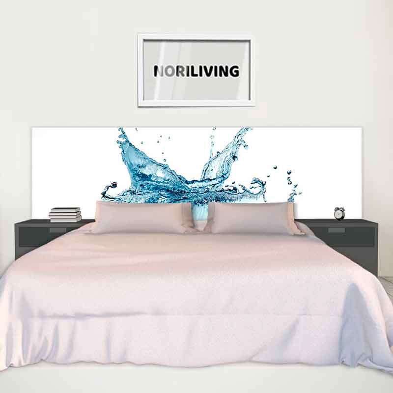 Bett mit Kopfteil, das ein kunstvolles Wasserspritzbild zeigt, und Nachttische mit Dekorationen