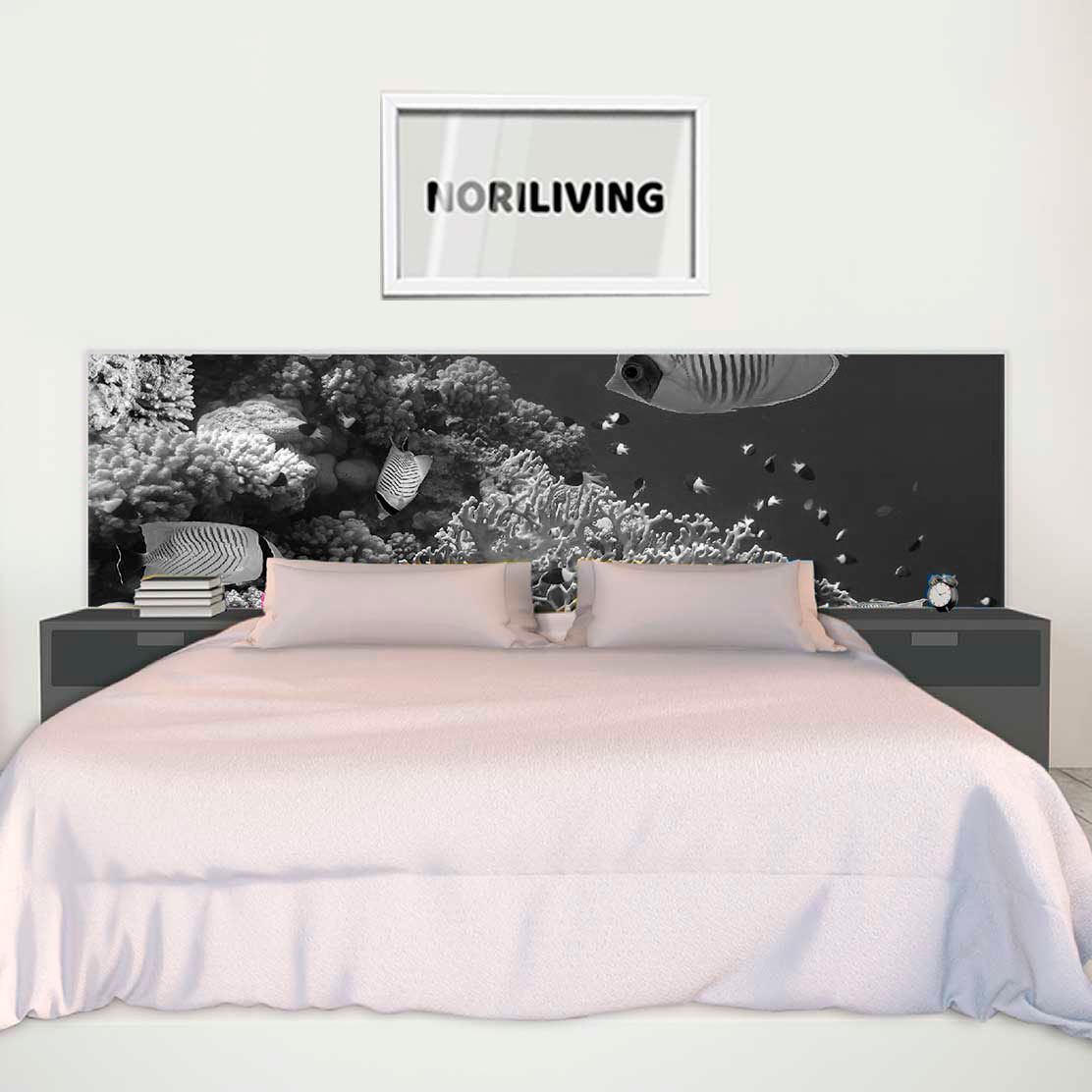 im Schlafzimmer eingebaute Bettrückwand mit Motiv Fische im Meer 837 schwarz-weiß