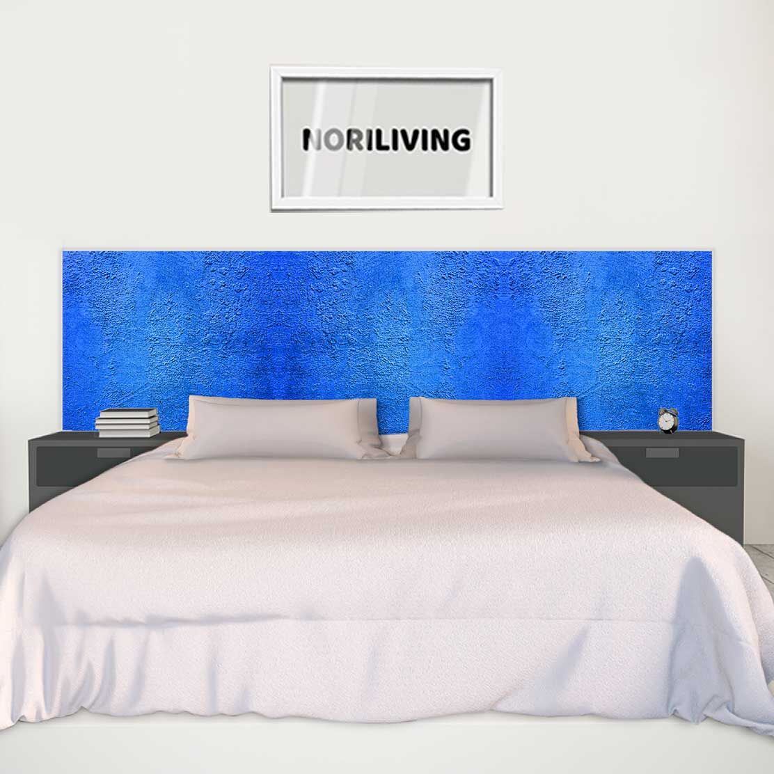 im Schlafzimmer eingebaute Bettrückwand mit Motiv Blauer Rauputz 064