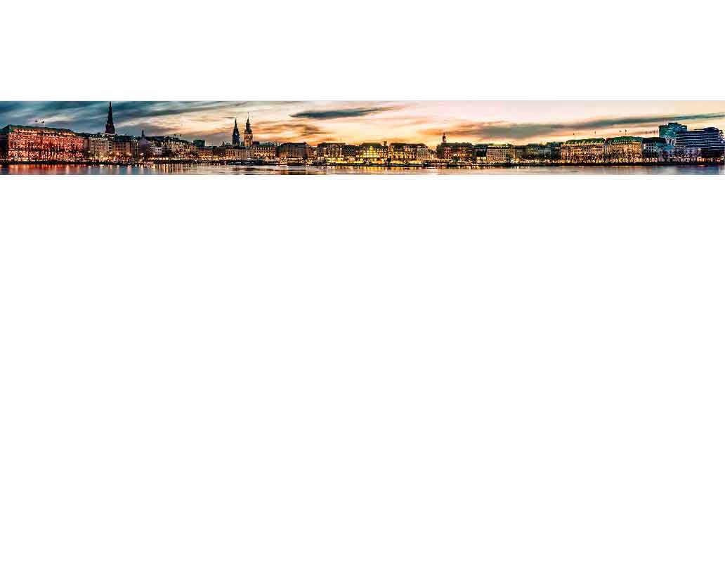 Die beleuchtete Skyline von Hamburg spiegelt sich im Wasser bei Sonnenuntergang wider