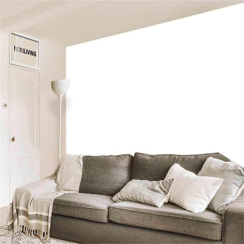 Gemütliches Wohnzimmer mit grauem Sofa Modernes Wohnzimmer mit grauem Sofa, weißen Kissen und Stehlampe