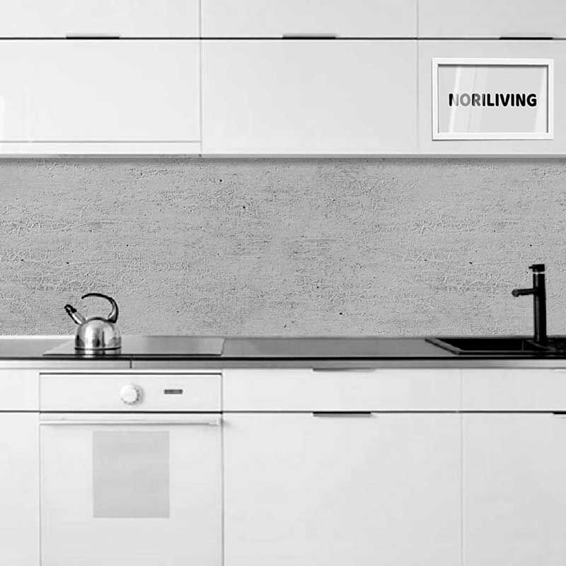 Minimalistische weiße Küche mit Wasserkocher und Spüle