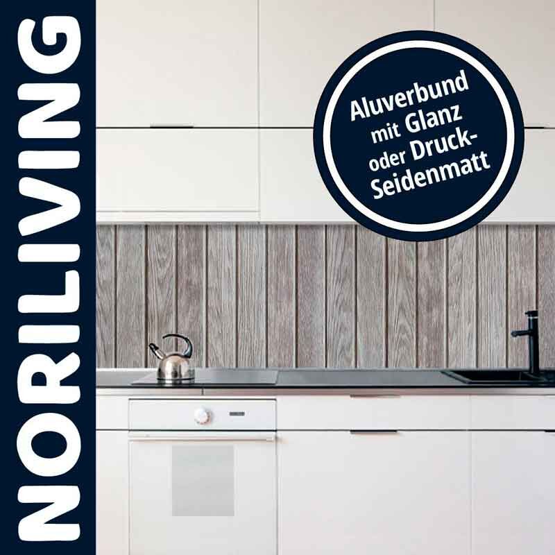 Weiße moderne Küche mit Aluverbund-Rückwand in Holzdesign von Noriliving, Wasserkocher und schwarzer Wasserhahn sichtbar