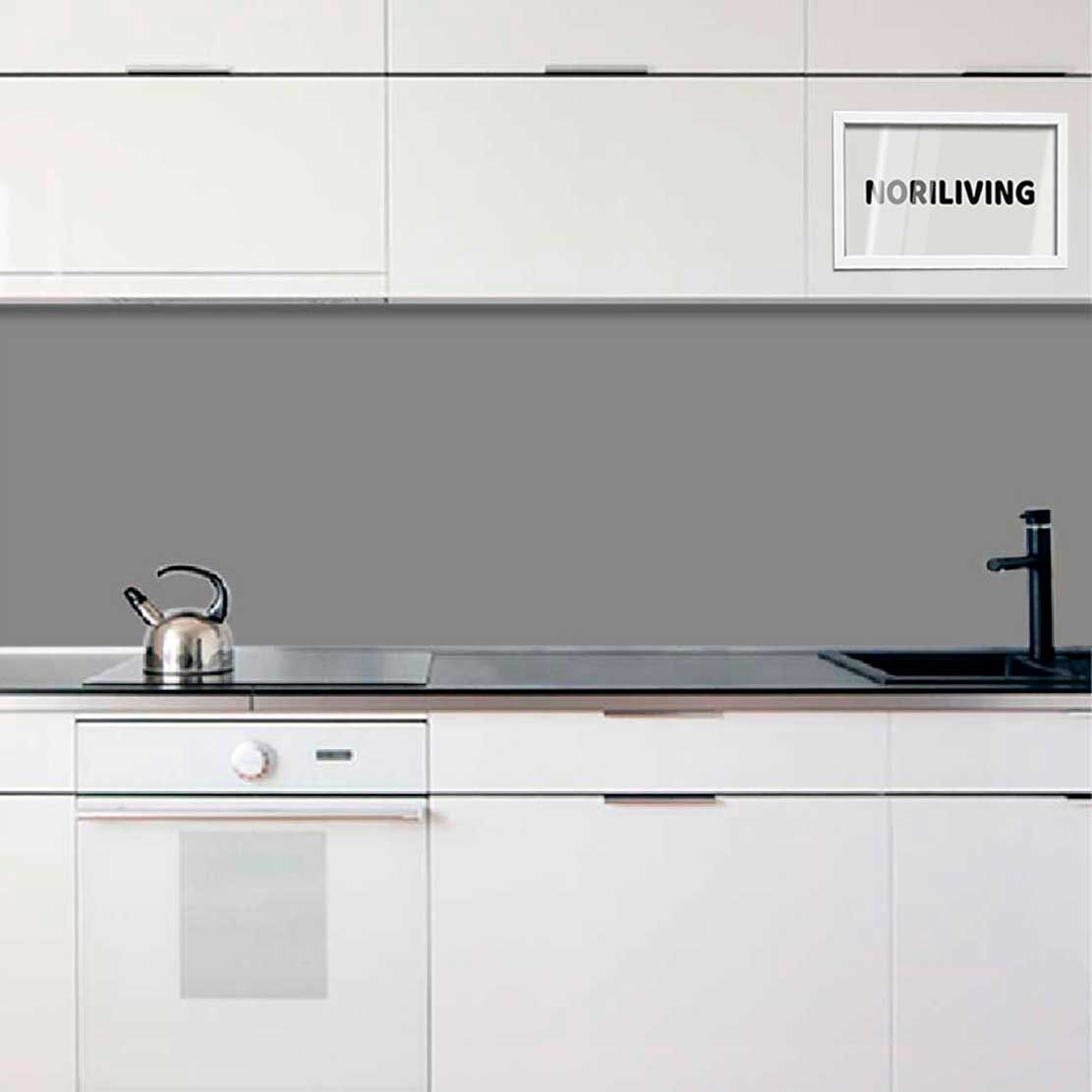 Moderne, minimalistische weiße Küche mit grauer Rückwand, Edelstahl-Wasserkocher und schwarzem Wasserhahn