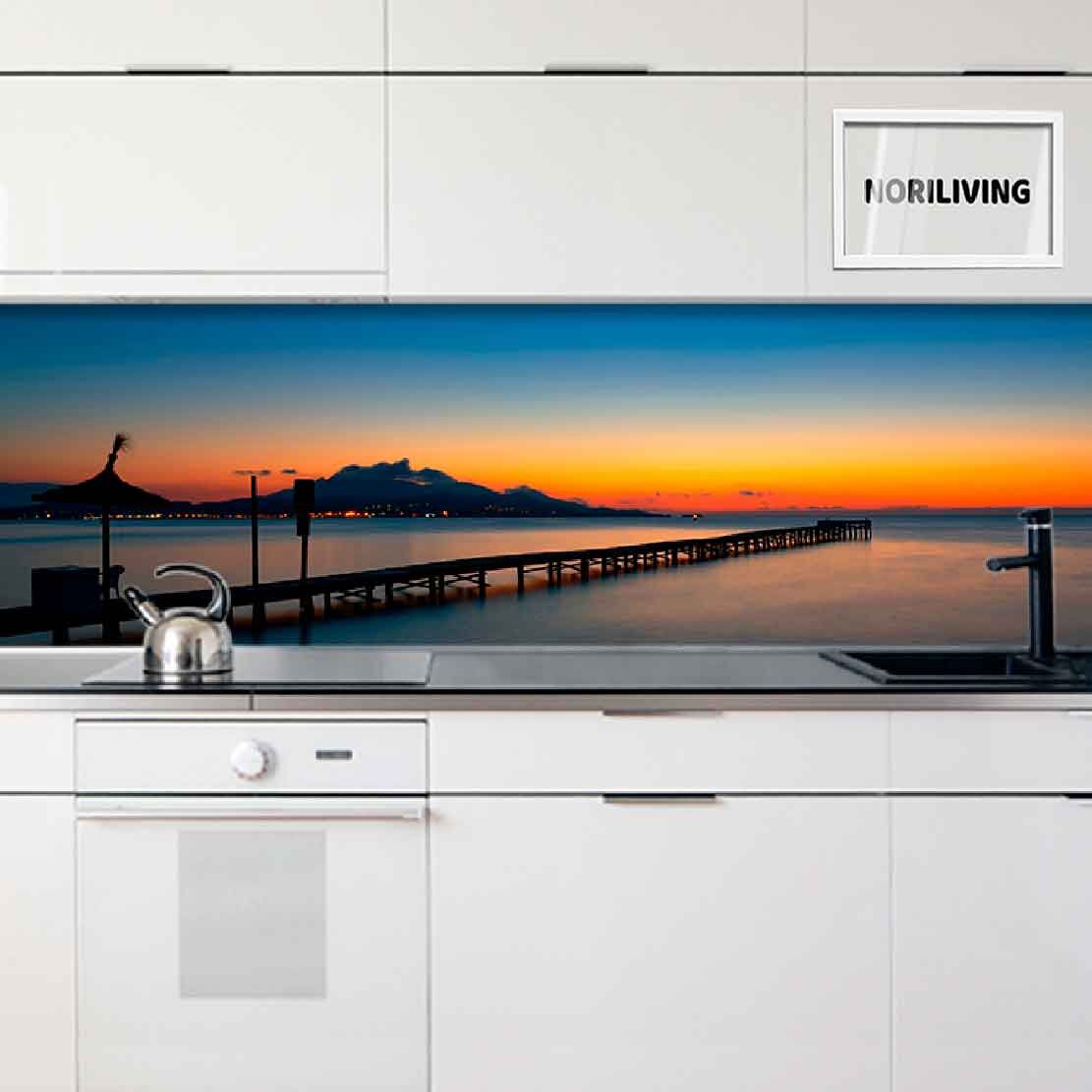 in der Küche eingebaute Küchenrückwand mit Motiv Steg im Wasser zur Abenddämmerung 533