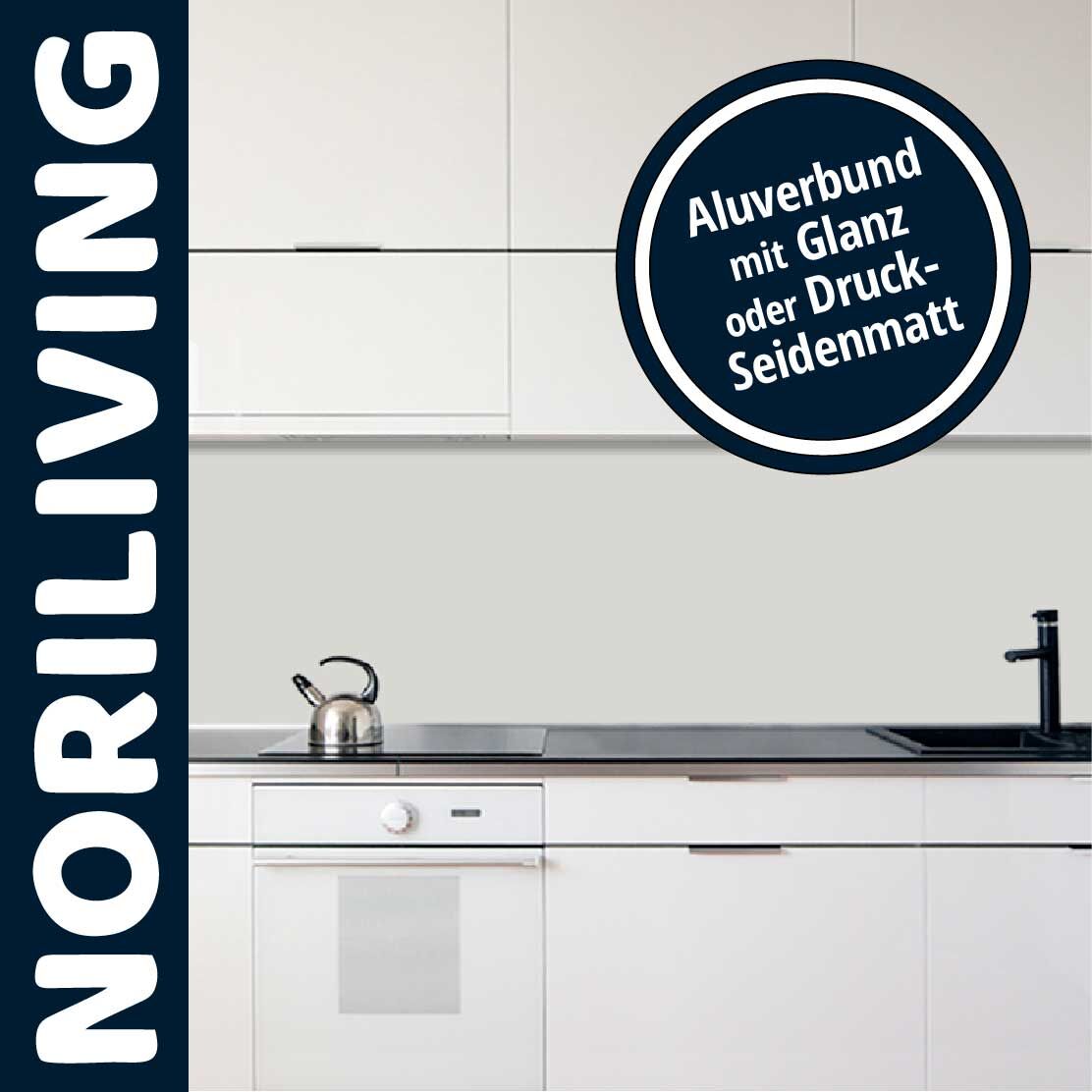 Moderne Küche mit Norliving Küchenrückwand aus Aluverbund, wählbar in Glanz oder Druck-Seidenmatt, mit Wasserkocher und schwarzer Armatur