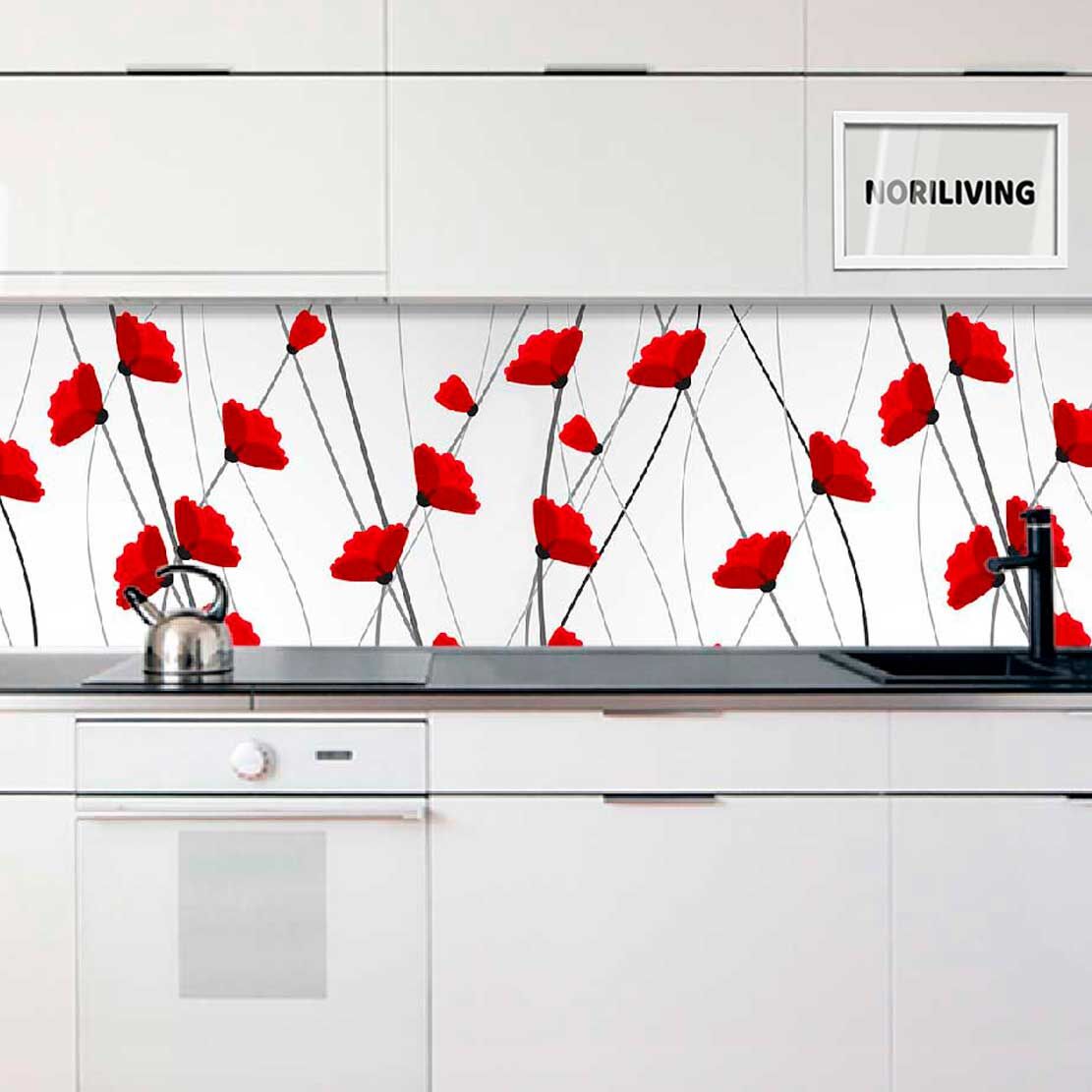 Küchenzeile mit weißer Einrichtung und rot-blumiger Spritzschutzwand