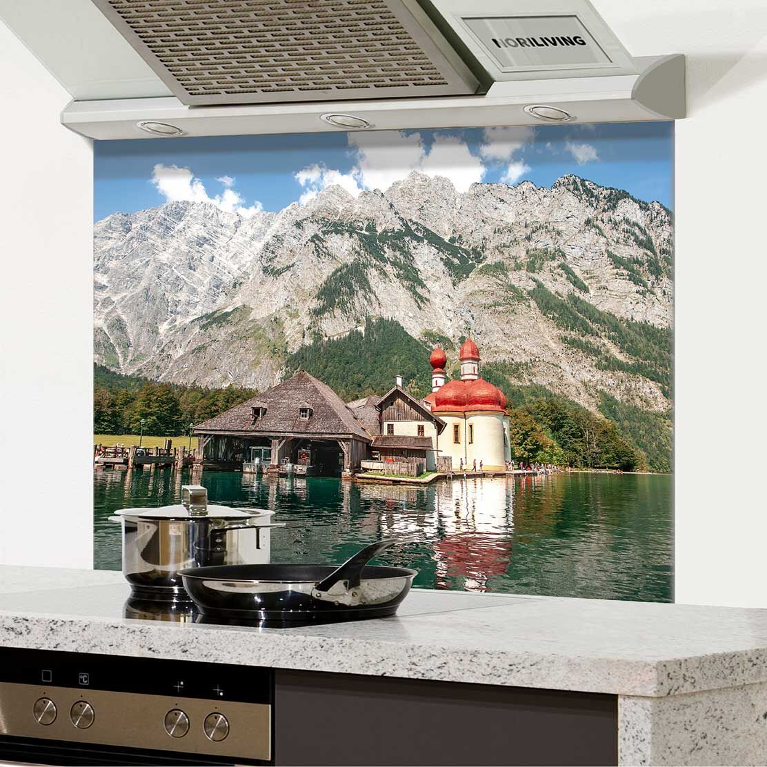 Dekorative Küchenrückwand mit Bild von Bergen und See, harmonisch integriert über Herd.