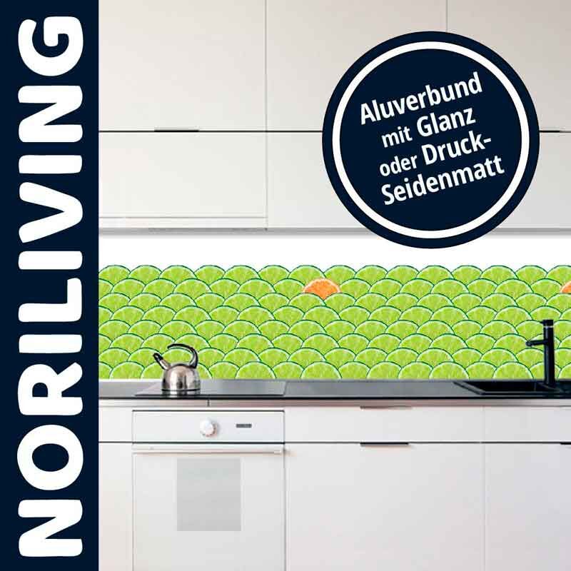 Moderne Küche mit grüner Aluverbundrückwand im Schuppenmuster von Noriliving in Glanz oder Druck-Seidenmatt