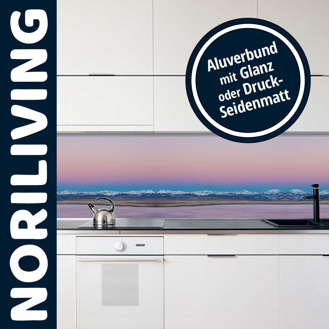 Küche mit stilvoller Aluverbund-Rückwand in Landschaftsmotiv von NORILIVING