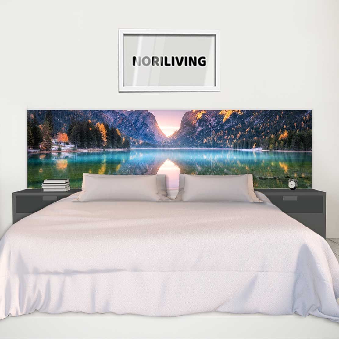 im Schlafzimmer eingebaute Bettrückwand mit Motiv Bergsee im Herbst 390