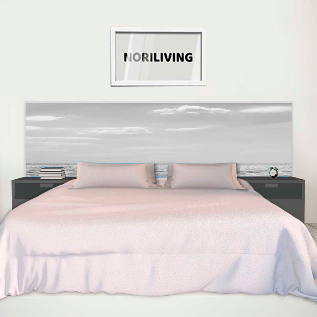 im Schlafzimmer eingebaute Bettrückwand mit Motiv Blaues Meer mit abendlichem Wolkenhimmel 830 schwarz-weiß