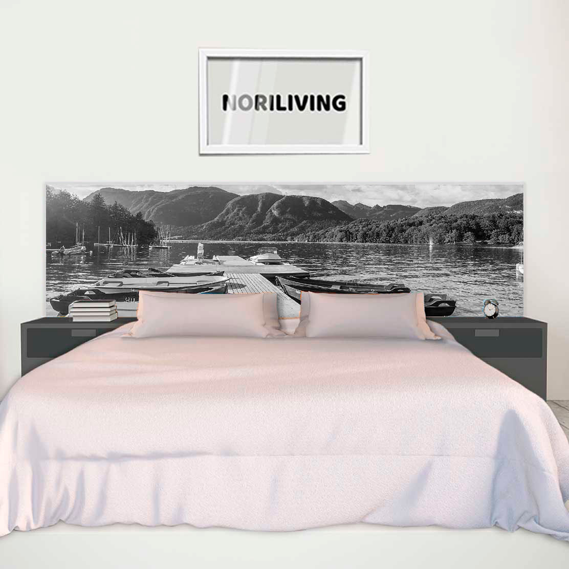 im Schlafzimmer eingebaute Bettrückwand mit Motiv See Panorama 962 schwarz-weiß