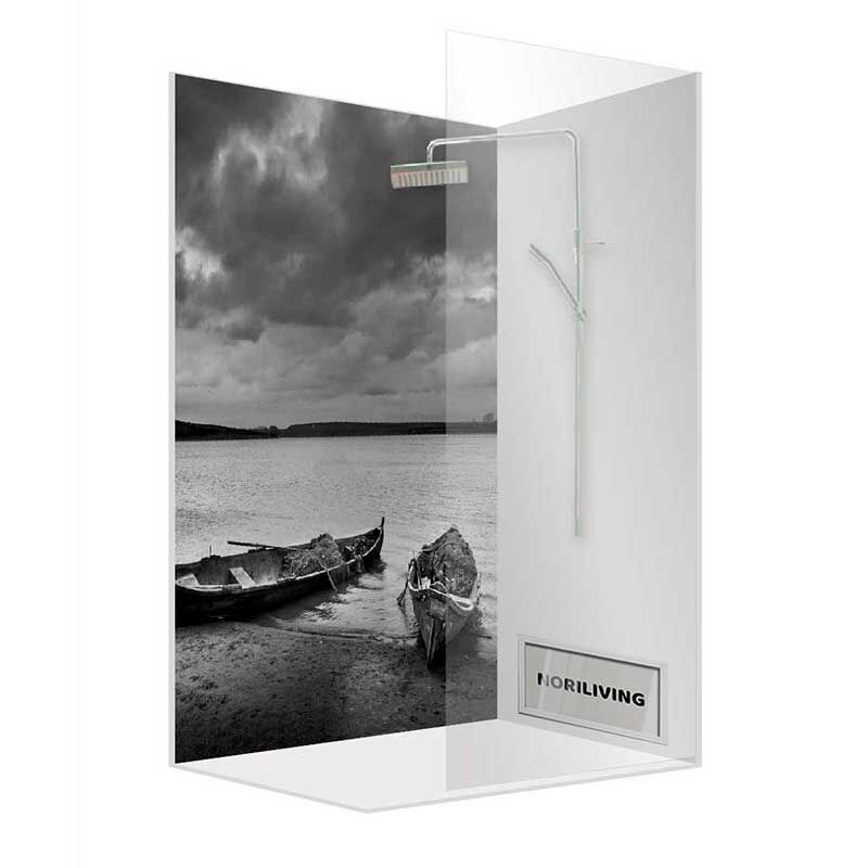Duschwand mit elegantem Design und Fotodruck von zwei Booten am Seeufer, passend für modernes Badezimmerinterieur.