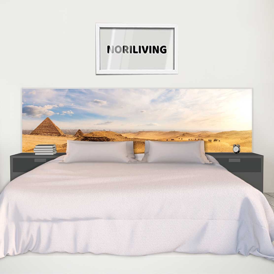 im Schlafzimmer eingebaute Bettrückwand mit Motiv Pyramiden 394