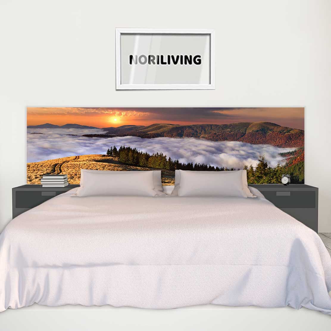 im Schlafzimmer eingebaute Bettrückwand mit Motiv Sonnenaufgang in herbstlichen Bergen 891