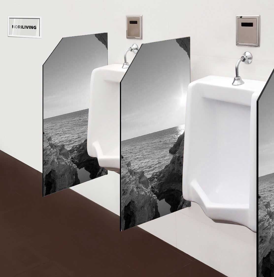 in der Toilette eingebaute Schamwand mit Motiv Naturgrotte mit Meerblick 133 schwarz-weiß