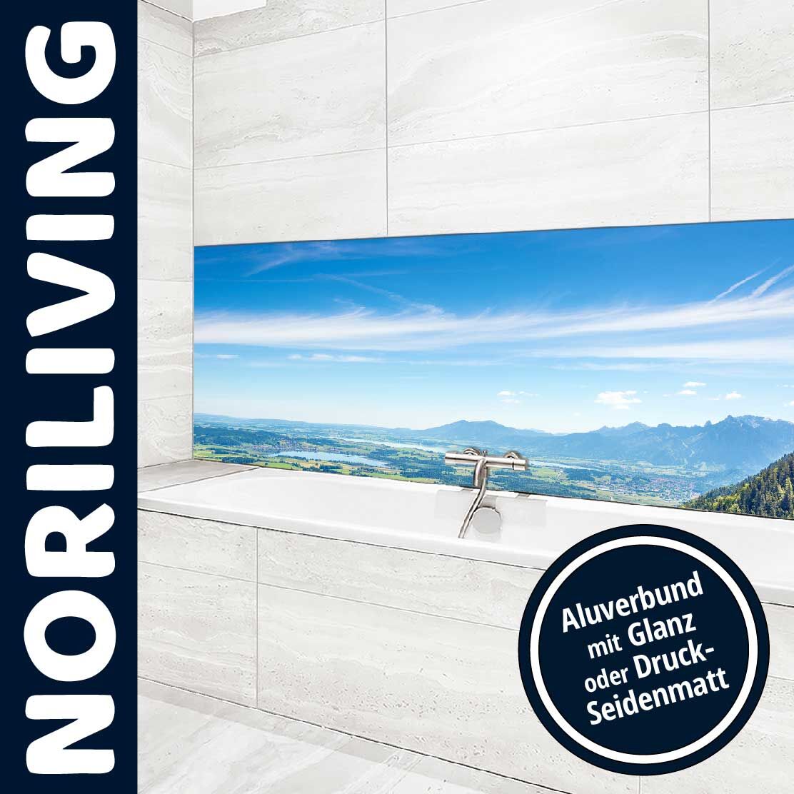 Modernes Badezimmer mit weißer Badewanne, dekoriert mit einem Aluverbund-Paneel, das einen atemberaubenden Bergblick zeigt.
