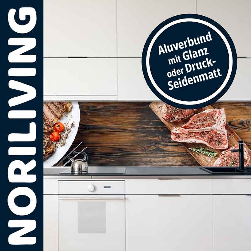 Moderne Küche mit Küchenrückwand aus Aluverbund in Holzoptik, verziert mit Fleischdarstellung.