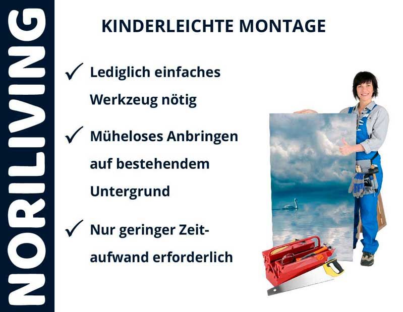 Frau präsentiert einfach zu montierende Wanddekoration von NORILIVING, benötigt nur einfaches Werkzeug, minimaler Zeitaufwand.