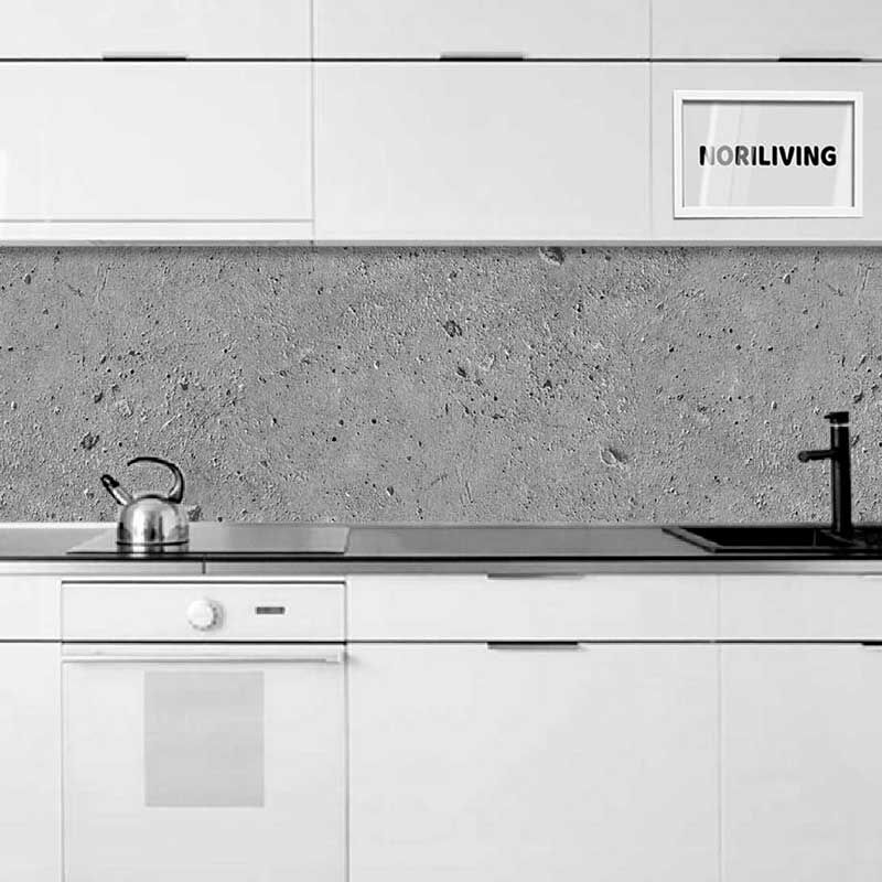 Küchenzeile mit Wasserkocher, Spüle und grauer Betonrückwand