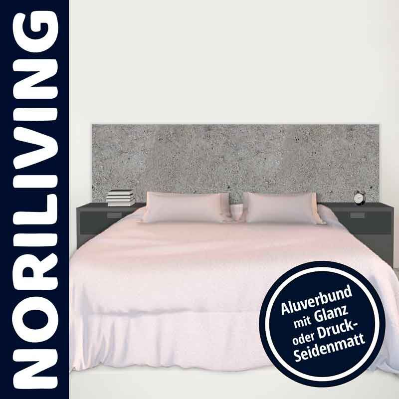 Stilvolles Schlafzimmer mit Bett, grauem Kopfteil und weißen Kissen von Noriliving