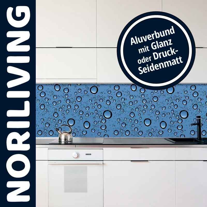 Moderne Küche mit blauer Küchenrückwand im Wassertropfen-Design aus Aluverbund