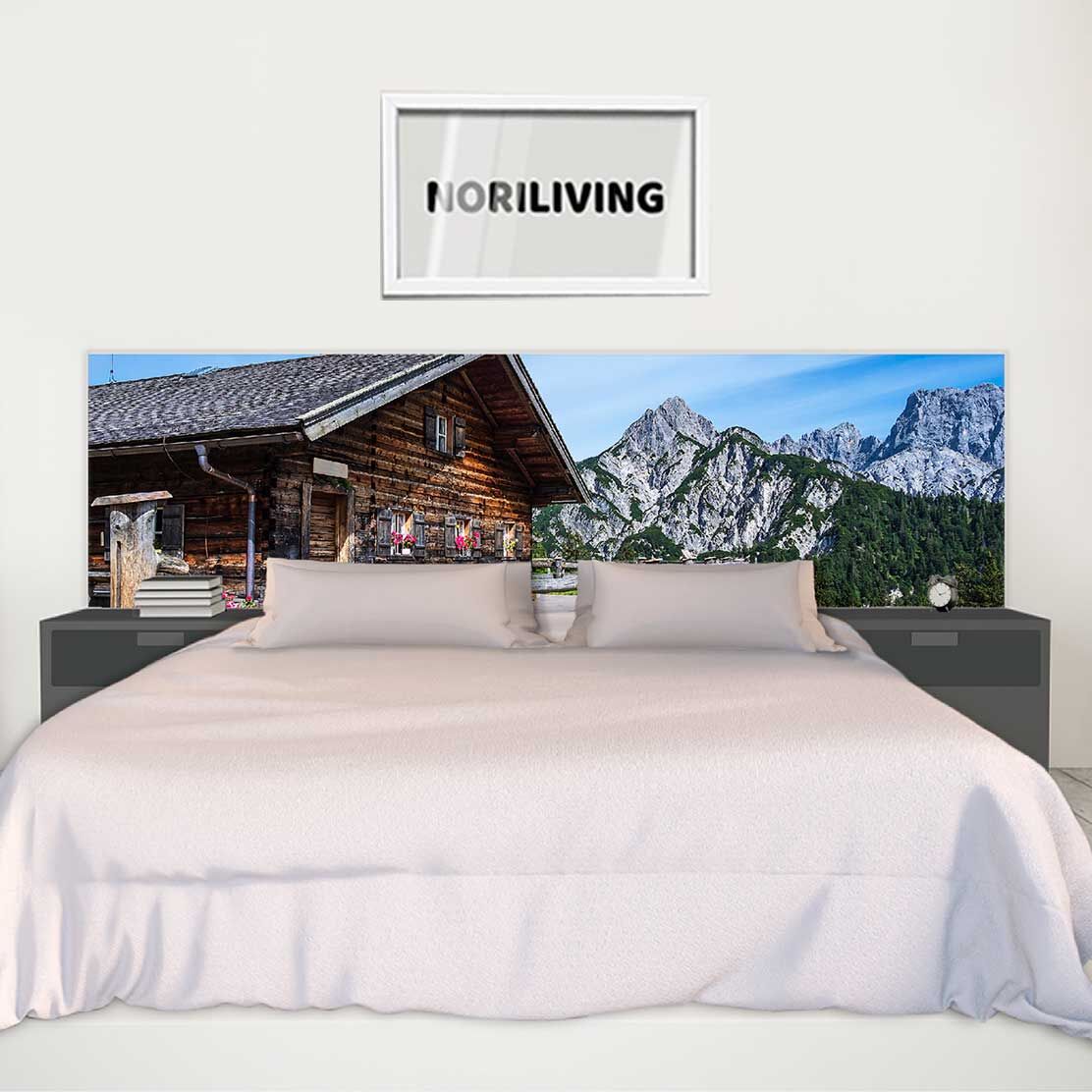 im Schlafzimmer eingebaute Bettrückwand mit Motiv Blick auf die Litzlalm mit Hütte in Österreich 250