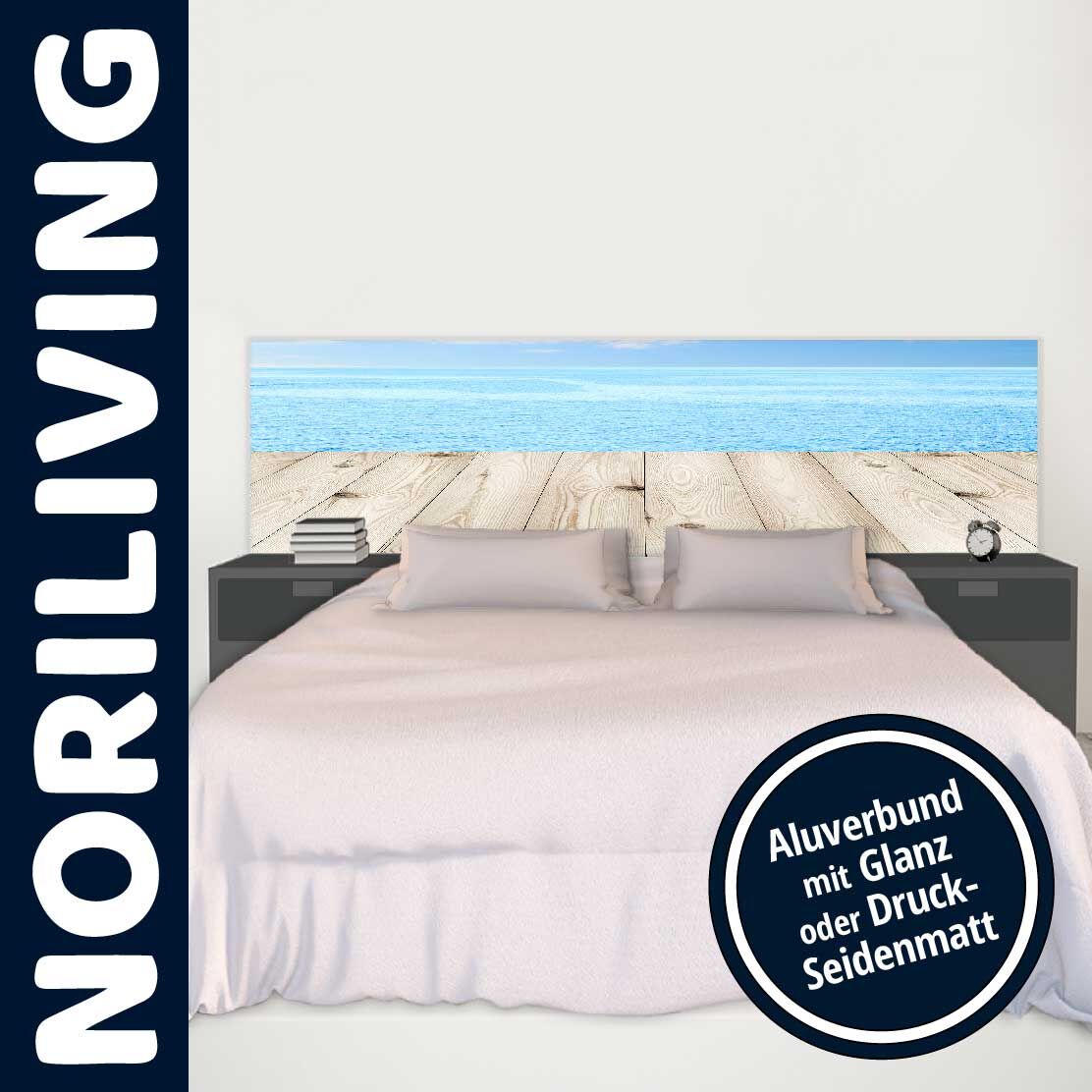 Helles Schlafzimmer mit Bett und Kopfteil im Meeresdesign, Nachttischen und minimalistischer Einrichtung