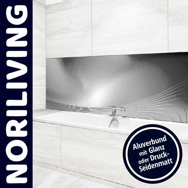 Badezimmer mit Wandverkleidung aus glänzendem Aluverbund und Badewanne