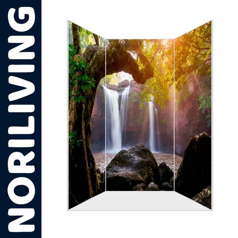 Dekorativer Raumteiler mit malerischem Wasserfall-Bild und natürlicher Landschaft in einem sonnigen Wald