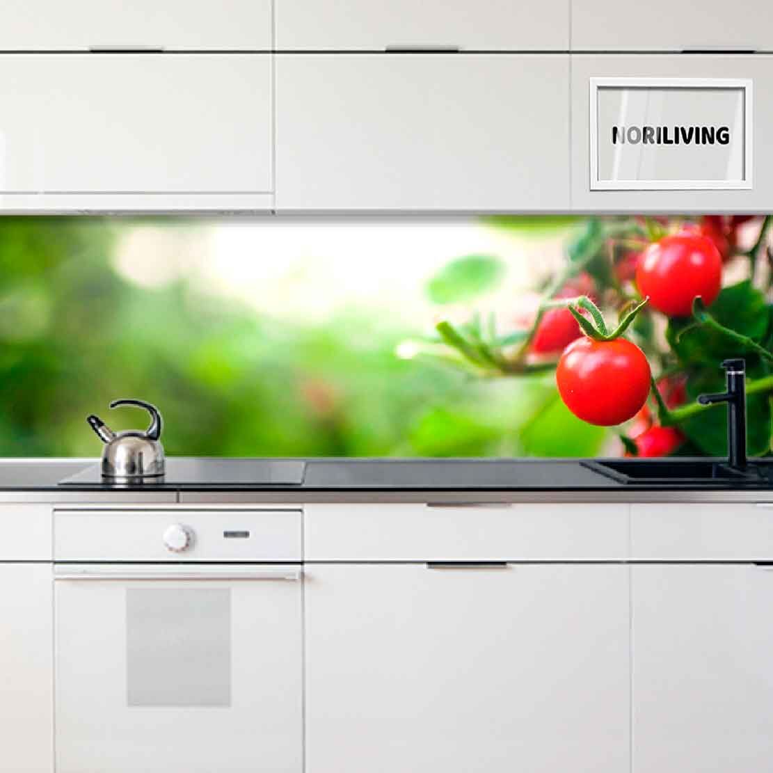Moderne weiße Küche mit Bild einer Tomate auf der Rückwand