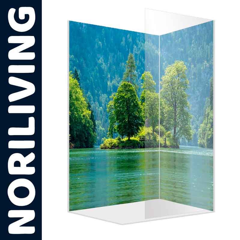Ein Glaswandschutz von Noriliving mit einem Landschaftsbild von Bäumen und einem See.