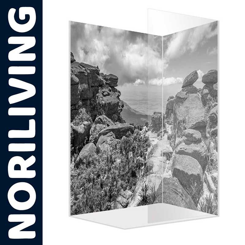 NORILIVING Duschwand zeigt ein elegantes Naturmotiv mit Felsen und Wolkenlandschaft.