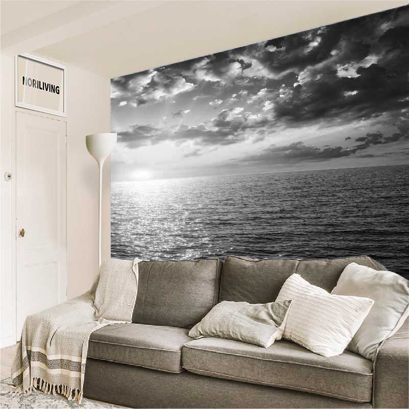 im Wohnzimmer eingebaute Wohnzimmerrückwand mit Motiv Sonnenuntergang in Wolken über dem Meer 362 schwarz-weiß