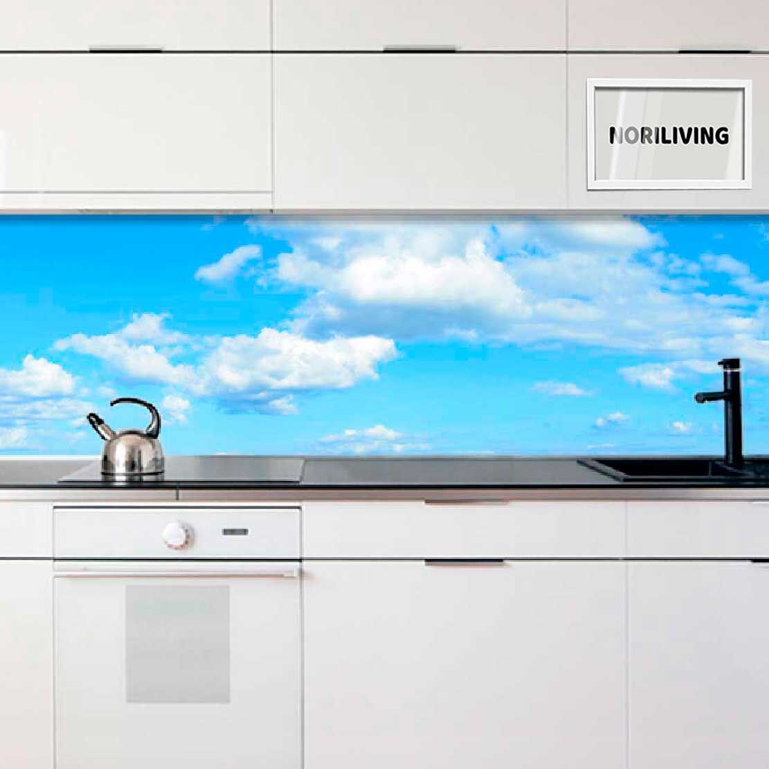 Helle Küche mit Himmel-Motiv als Spritzschutz, Wasserhahn und Teekanne sichtbar