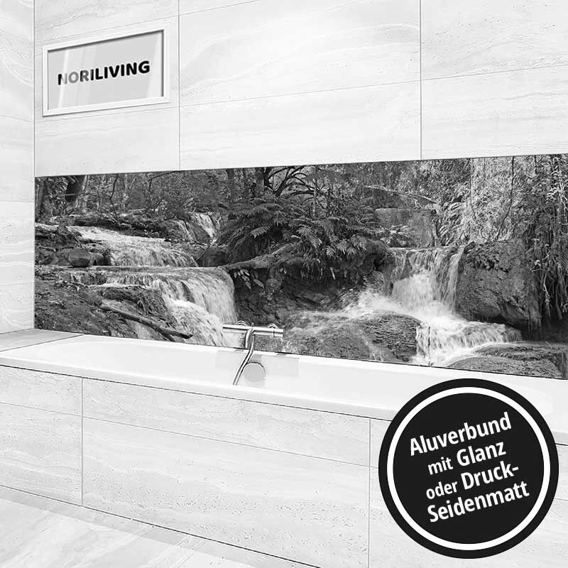 Modernes Badezimmer mit einem Wandbild, das einen Wasserfall in einer natürlichen Landschaft zeigt, umgeben von hellen Fliesen.