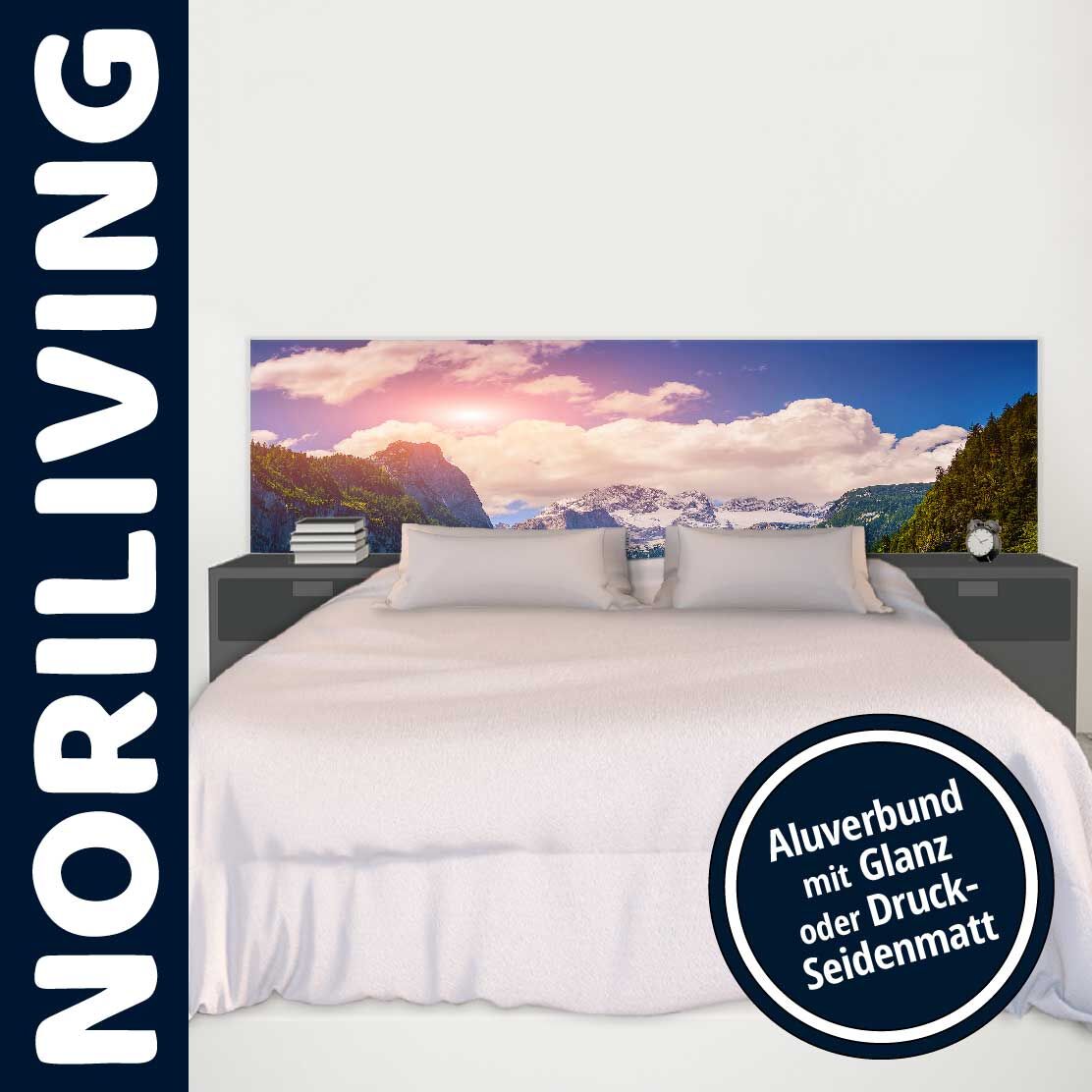 Modernes Schlafzimmer mit einem Bett, dekoriert mit einem Aluverbund-Kopfteilstück, das eine Berglandschaft bei Sonnenaufgang zeigt.