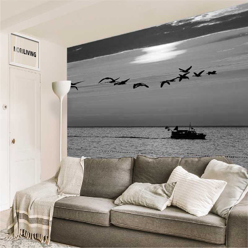 im Wohnzimmer eingebaute Wohnzimmerrückwand mit Motiv Boot im Sonnenuntergang mit fliegenden Möwen 009 schwarz-weiß