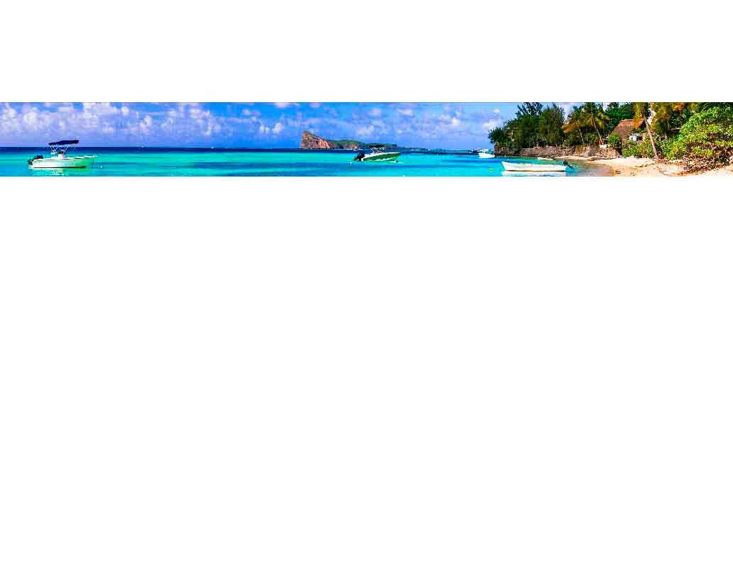 Ein sonniger tropischer Strand mit Booten auf türkisfarbenem Wasser und üppiger Vegetation im Hintergrund.