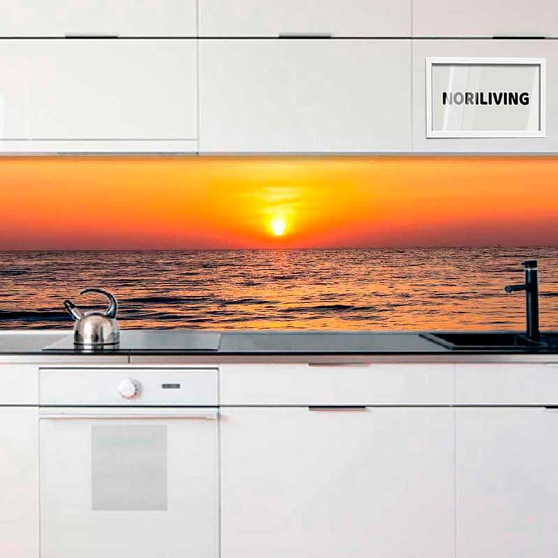 Weiße Küche mit einem Fotomotiv eines Sonnenuntergangs über dem Meer als Rückwand.