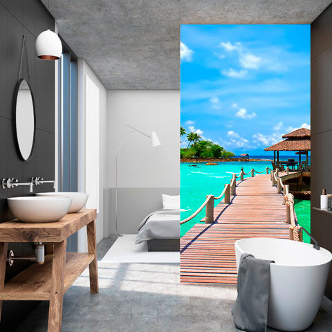 Modernes Badezimmer mit tropischer Fototapete für Urlaubsflair Badezimmer mit Holzmöbeln und Fototapete eines tropischen Stegs am Meer