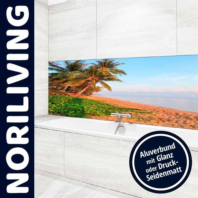 Badezimmer mit Duschwand, die ein Strandmotiv mit Palmen zeigt, von Noriliving. Aluverbund mit Glanz oder Druck-Seidenmatt verfügbar.